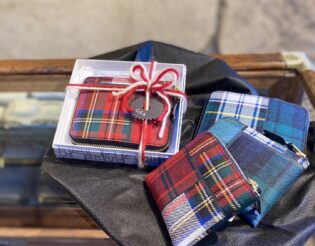 Xmas：2018 Xmas〈FRIENDS and COMME des GARCONS HAPPY HOLIDAYS〉Special items｜ コムデギャルソン店舗マップ